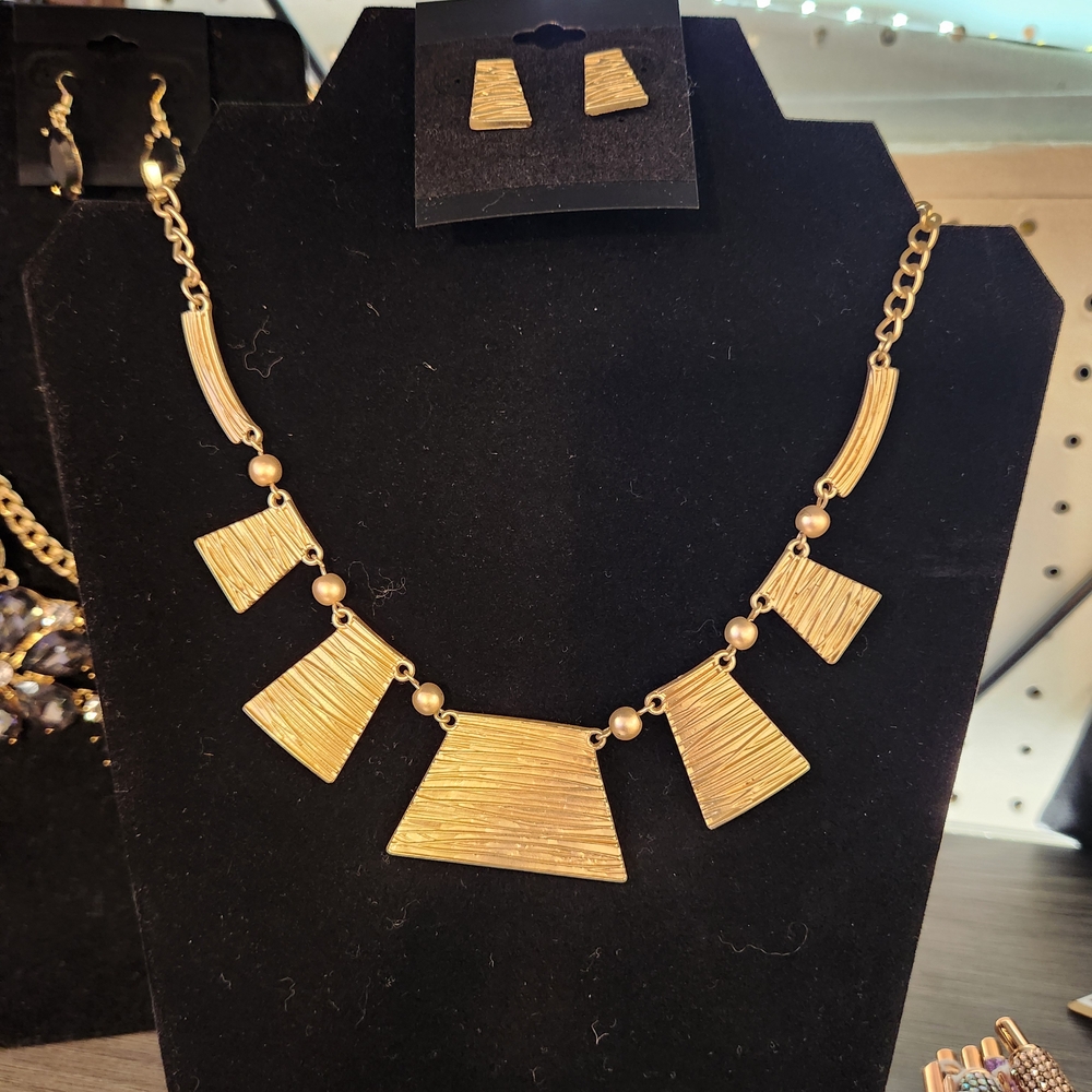 Elegant Gold Necklace and Earring Set